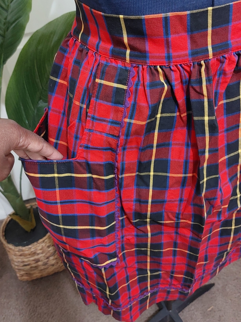 Vintage Red Plaid Apron - Picture 4 of 5